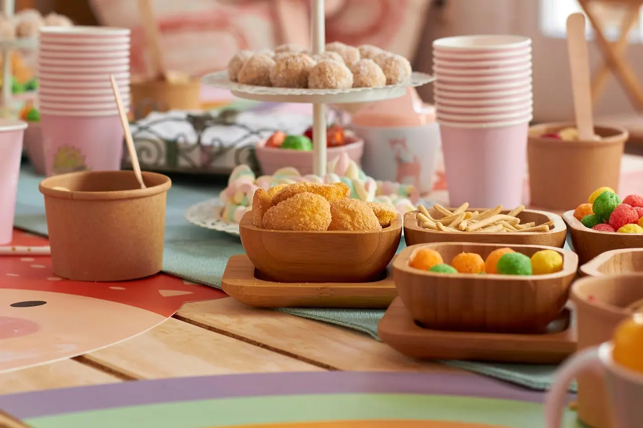 Festligt bord med snacks